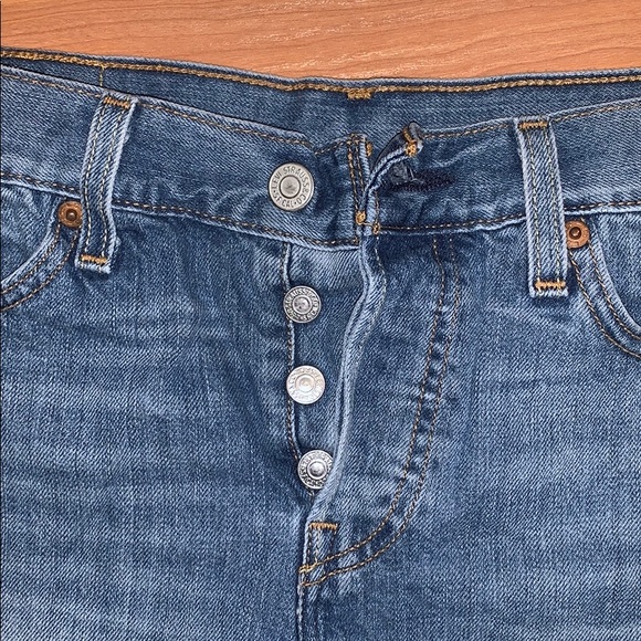 ⚡️SALE⚡️Button Fly Levi’s Shorts - Picture 2 of 3